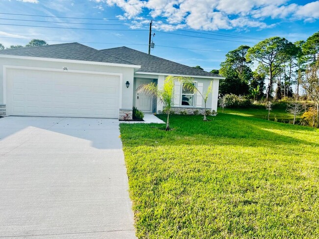 676 Alminar Ave SE in Palm Bay, FL - Building Photo - Building Photo
