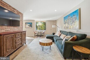 4390 Lorcom Ln in Arlington, VA - Building Photo