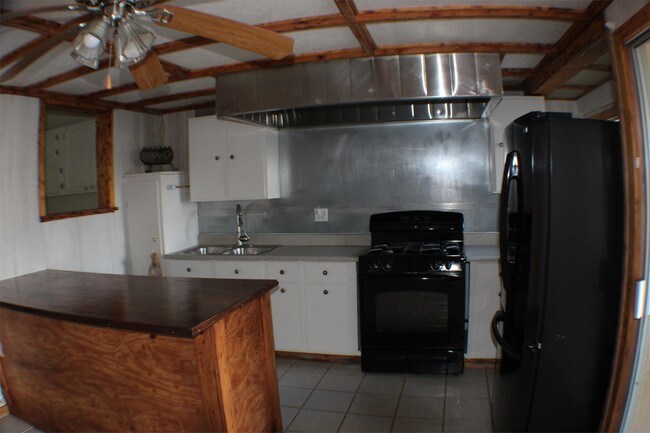 2091 Sycamore Ave-Unit -2/middle in Pahrump, NV - Building Photo - Building Photo