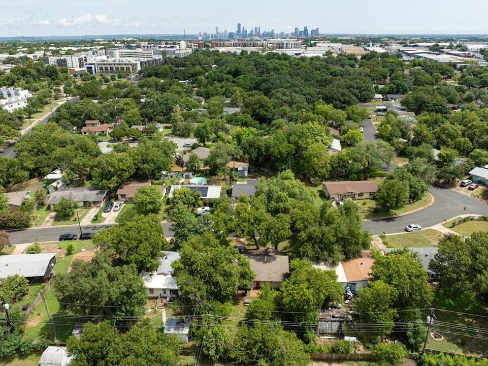 303 Sheffield Dr in Austin, TX - Building Photo