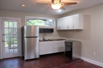 1811 Alameda Dr, Unit Cottage in the Oaks in Austin, TX - Building Photo - Building Photo