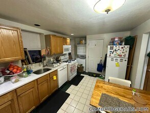 2036 Massachusetts Ave, Unit 4 in Cambridge, MA - Foto de edificio - Building Photo