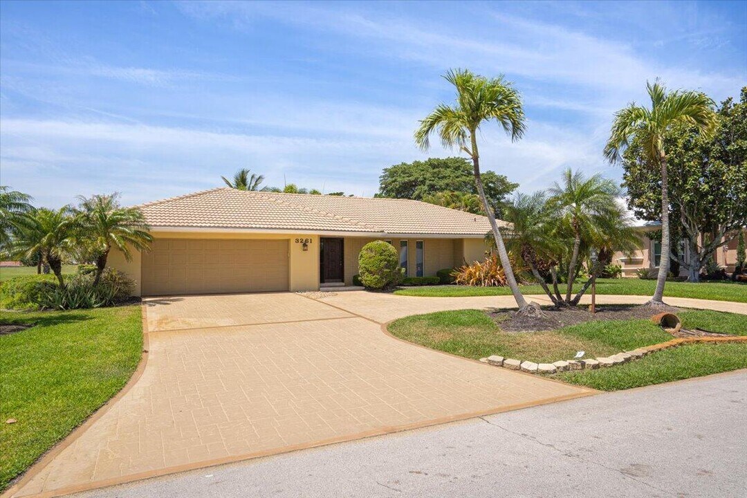 3261 SE Fairway W in Stuart, FL - Building Photo