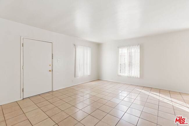 6532 Brynhurst Ave in Los Angeles, CA - Building Photo - Building Photo