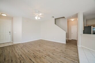 7624 Devonbridge Garden Way in Apollo Beach, FL - Building Photo - Building Photo