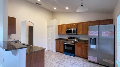 519 SW Laconic Ave in Port St. Lucie, FL - Foto de edificio - Building Photo