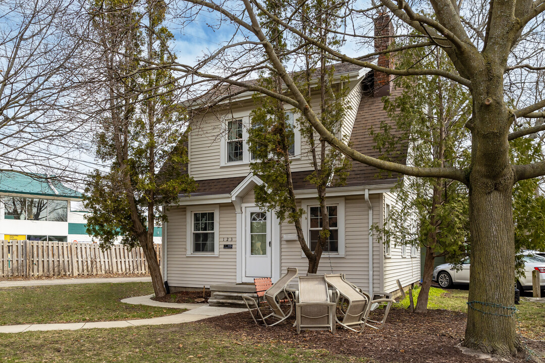 123 Cedar St in East Lansing, MI - Foto de edificio