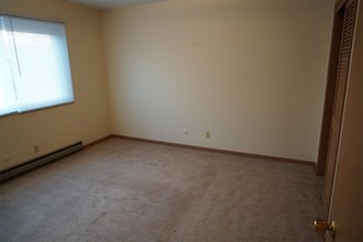 2010 Cedar St in Muscatine, IA - Building Photo - Building Photo