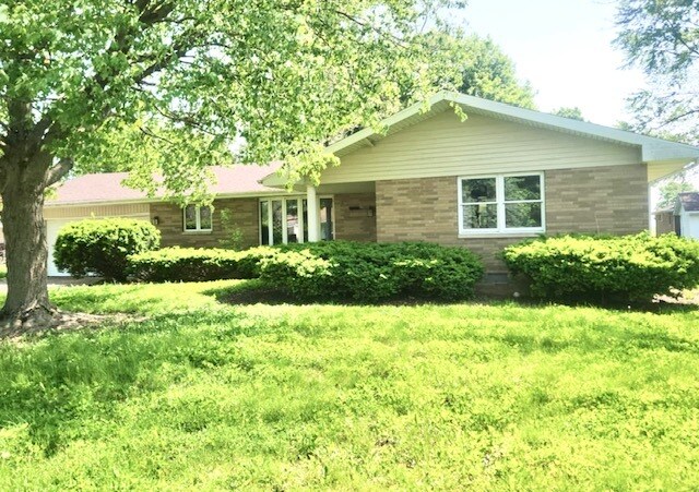 303 Jacobson Dr in Thomasboro, IL - Building Photo