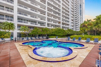 1717 N Bayshore Dr in Miami, FL - Building Photo - Building Photo