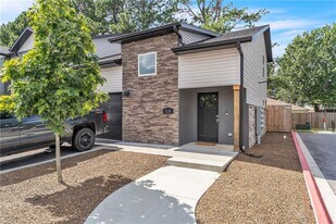 899 N Rupple Rd in Fayetteville, AR - Building Photo