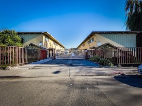 314-324 105th Ave in Oakland, CA - Foto de edificio - Building Photo