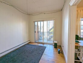 8 Evergreen Sq, Unit 2 in Somerville, MA - Building Photo