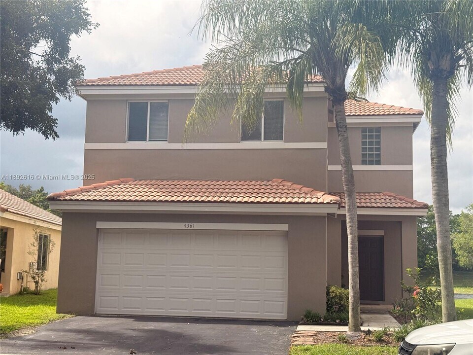 4361 Dogwood Cir in Weston, FL - Building Photo