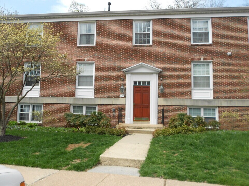 325 Homeland Southway in Baltimore, MD - Building Photo