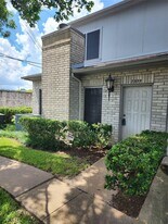 7399 Regency Square Ct in Houston, TX - Building Photo