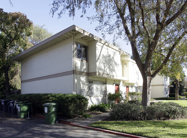 1593-1599 Drake Dr in Davis, CA - Foto de edificio - Building Photo