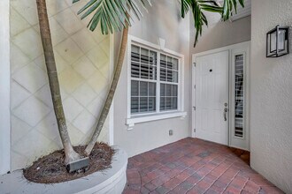 7168 Lemuria Cir in Naples, FL - Foto de edificio - Building Photo