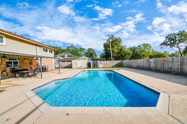 property at 601 E Castle Harbour Dr