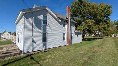 223 E Maple St in Hartville, OH - Building Photo - Building Photo