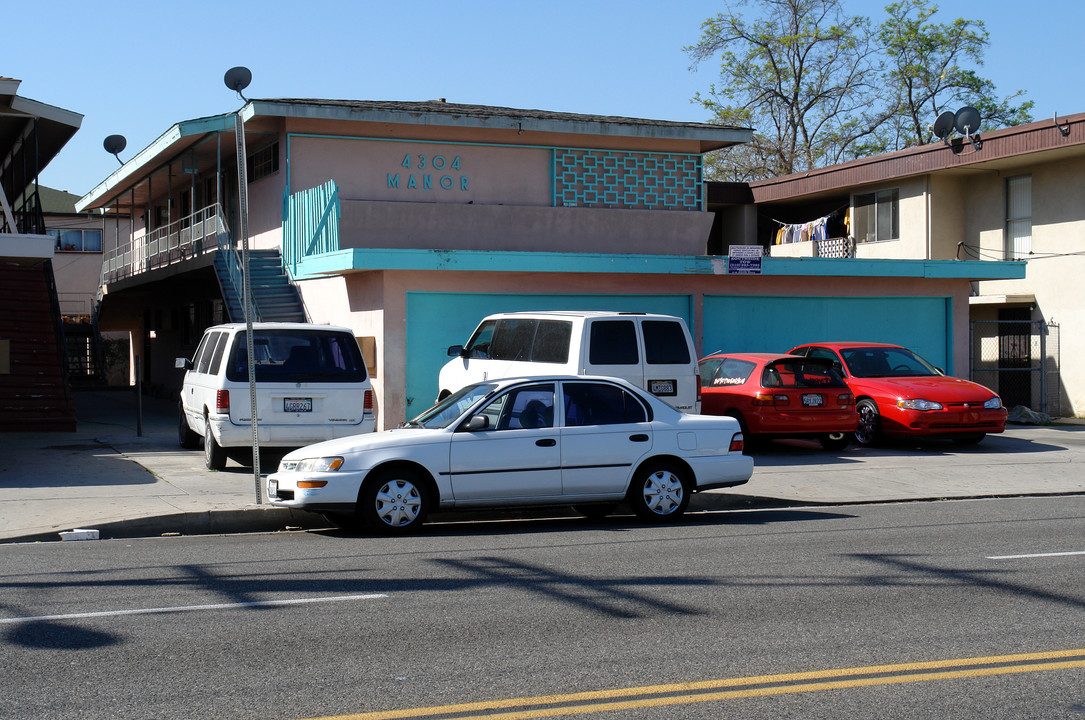 4304 Lennox Blvd in Inglewood, CA - Building Photo