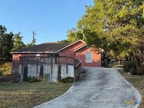 221 N Scenic Loop in Canyon Lake, TX - Building Photo - Building Photo