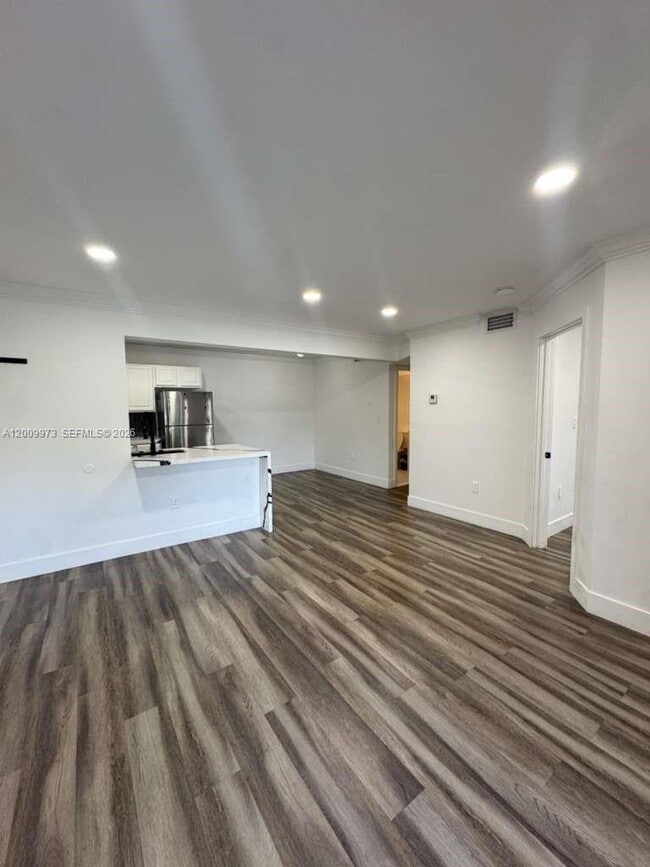 300 Palm Cir W in Pembroke Pines, FL - Building Photo - Building Photo