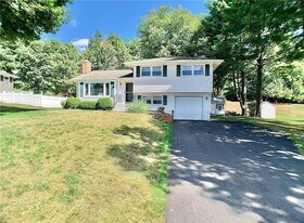 60 Willow St in South Windsor, CT - Building Photo