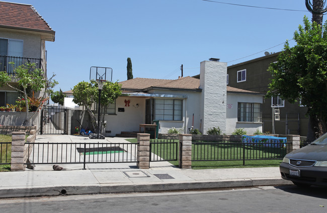 Redstone Apartments in North Hollywood, CA - Foto de edificio - Building Photo