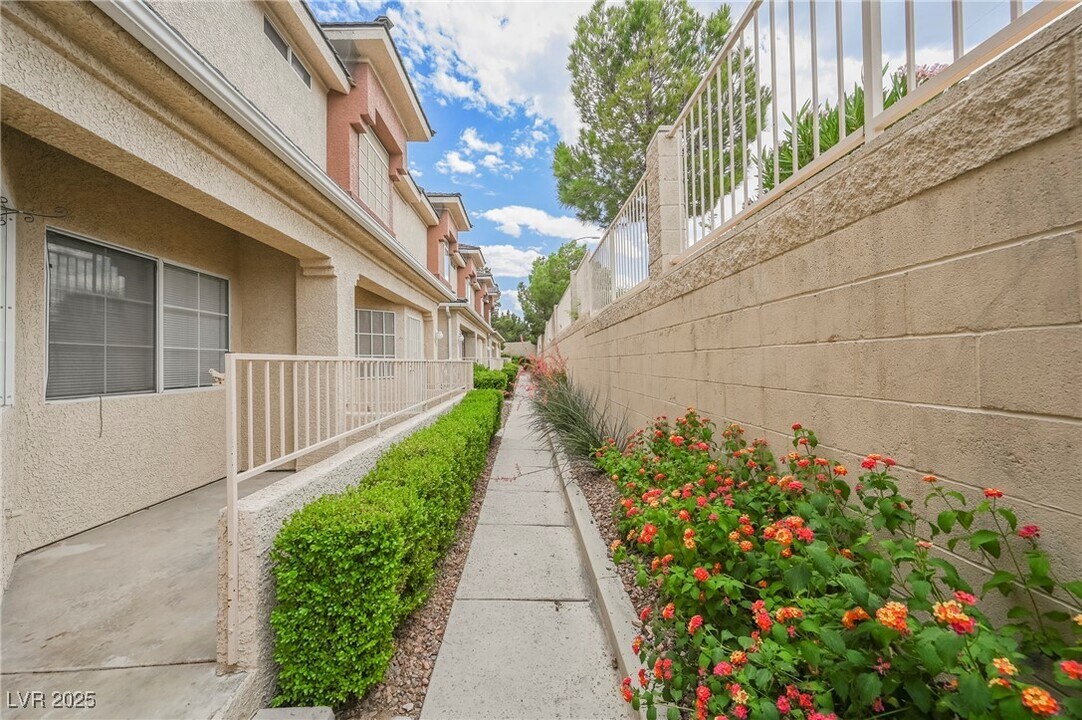 1315 Silver Sierra St in Las Vegas, NV - Foto de edificio