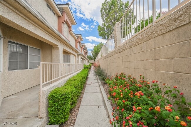 1315 Silver Sierra St in Las Vegas, NV - Building Photo - Building Photo