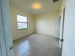 8005 NW 104th Ave, Unit 25 in Doral, FL - Building Photo - Building Photo