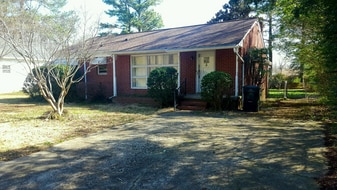 211 Hubbard Ln in Williamsburg, VA - Building Photo