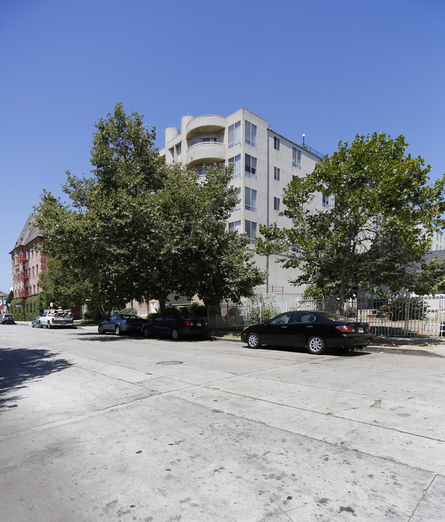 Gramercy Plaza Apartment in Los Angeles, CA - Building Photo - Building Photo