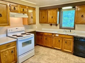 1004 Grant St in Hutchinson, KS - Building Photo - Building Photo