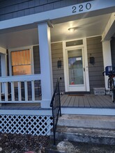 220 E Oakland Ave in Columbus, OH - Foto de edificio - Building Photo