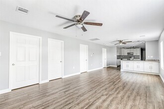 520 E Defee Ave in Baytown, TX - Building Photo - Building Photo