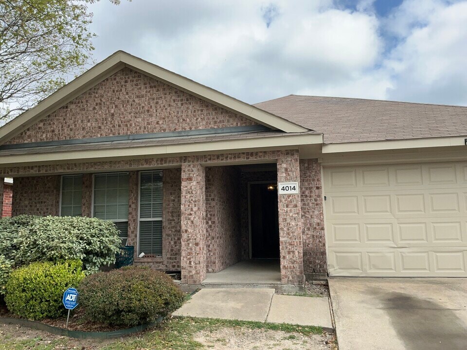 4014 Red Rock Dr in Heartland, TX - Foto de edificio