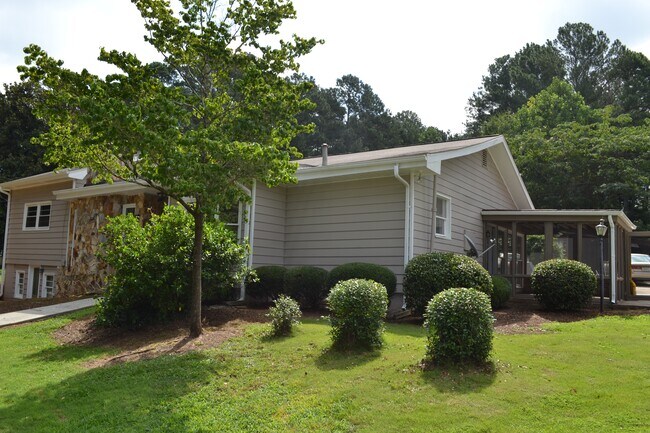 1375 Nelms Dr in Decatur, GA - Building Photo - Building Photo
