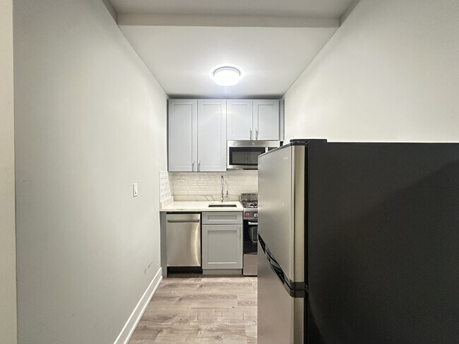 510 W Belmont Ave, Unit J2 in Chicago, IL - Foto de edificio - Building Photo