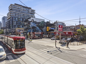 335 College St in Toronto, ON - Building Photo - Building Photo