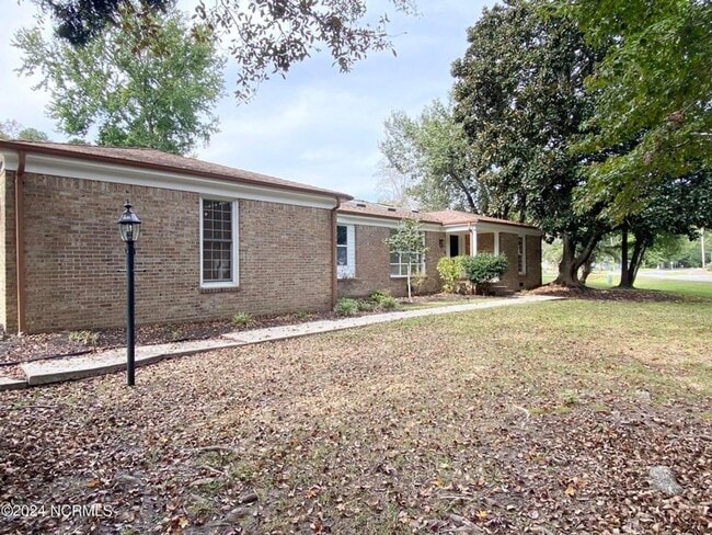 property at 2 Crane Ct SW