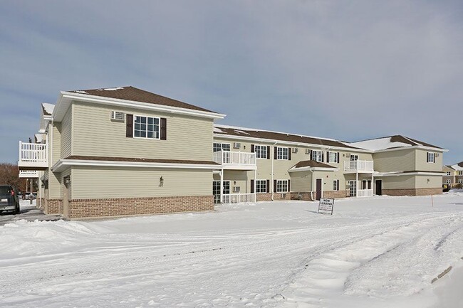 Copper Cove Estates in Oconto, WI - Foto de edificio - Building Photo