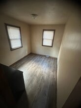 211 Avon Rd in West Mifflin, PA - Foto de edificio - Building Photo