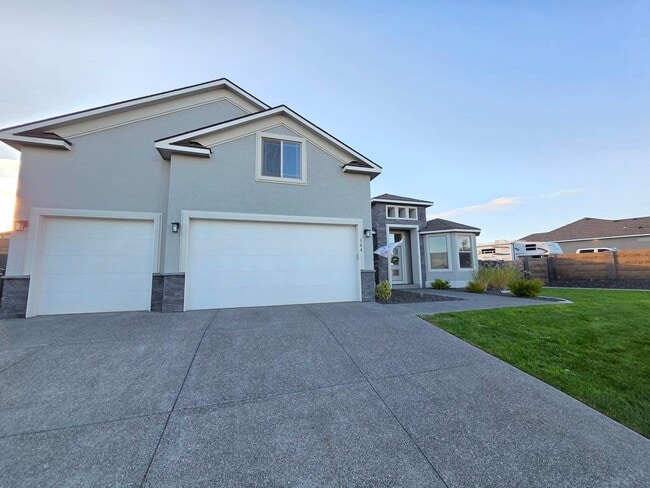 584 Thebes St in West Richland, WA - Building Photo - Building Photo