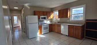 8 Power Rd in Pawtucket, RI - Building Photo