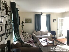 1143 Beacon St, Unit 1 in Newton, MA - Foto de edificio - Building Photo