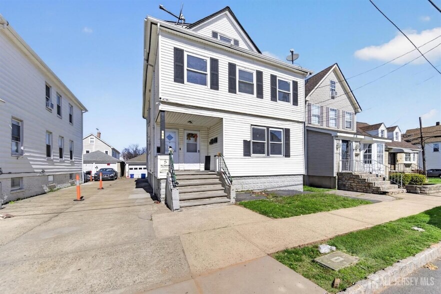 125 Lowell St, Unit 1st in Carteret, NJ - Building Photo