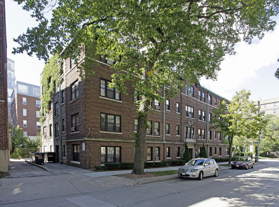 Coolidge Court in Milwaukee, WI - Building Photo