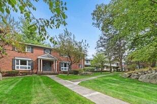 106 Yorkshire Dr in Suffern, NY - Building Photo